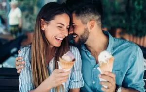 Hapy couple eating ice cream without tooth sensitivity due to root canal therapy